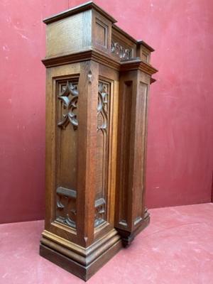 Pedestal style Gothic - style en Oak wood, Belgium 19 th century ( Anno 1890 )