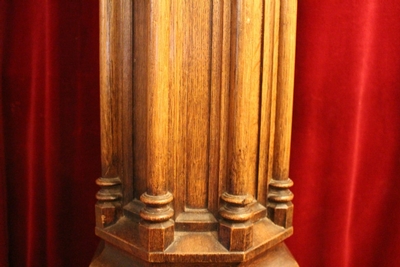 Pedestal style Gothic - style en Oak wood, Belgium 19th century