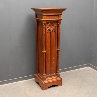 Pedestal Statue Stand  style Gothic - style en Oak Wood, Belgium 19 th century