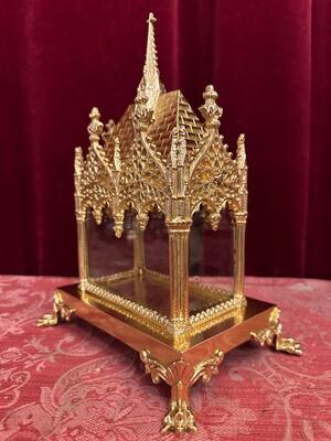 Reliquary. style Gothic - Style en Brass / Bronze / Gilt /  Polished and Varnished, France 19 th century ( Anno 1865 )