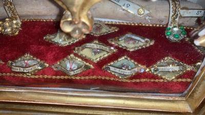 Reliquary Containing Large Bone Of Pius Pope Martyr Multiple Relics Around style Gothic - style en Wood / Gilt / Glass, France 19 th century ( Anno 1875 )