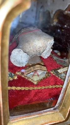 Reliquary Containing Large Bone Of Pius Pope Martyr Multiple Relics Around style Gothic - style en Wood / Gilt / Glass, France 19 th century ( Anno 1875 )