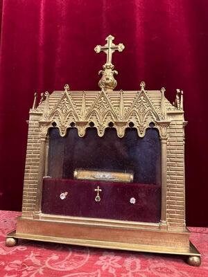 Reliquary - Relic Ex Carne St. Vincentius A Paulo style Gothic - Style en Bronze Gilt / Fabrics / Stones / Glass / Originally Sealed, France 19 th century ( Anno 1875 )