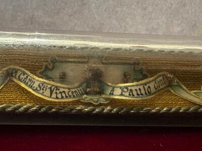 Reliquary - Relic Ex Carne St. Vincentius A Paulo style Gothic - Style en Bronze Gilt / Fabrics / Stones / Glass / Originally Sealed, France 19 th century ( Anno 1875 )