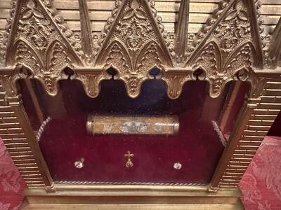 Reliquary - Relic Ex Carne St. Vincentius A Paulo style Gothic - Style en Bronze Gilt / Fabrics / Stones / Glass / Originally Sealed, France 19 th century ( Anno 1875 )