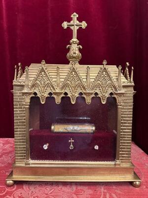 Reliquary - Relic Ex Carne St. Vincentius A Paulo style Gothic - Style en Bronze Gilt / Fabrics / Stones / Glass / Originally Sealed, France 19 th century ( Anno 1875 )