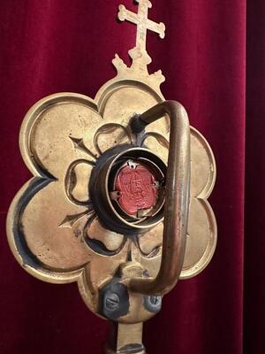 Reliquary - Relic Ex Ossibus St. Hubertus  style Gothic - Style en Brass / Bronze / Glass / Originally Sealed , Belgium  19 th century