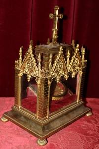 Reliquary. Theca Messing Frame Gilt. With Relic Of St. Philomena. 9 X 8 Cm. style Gothic - style en Full - Bronze - Gilt, France 19th century