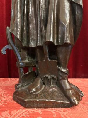 St. Isidore Statue With The Dedication: 'De B. Boerenbond Aan J. Helleputte Zijnen Hoofddeken Den 29 April 1906'.  style Gothic - Style en Bronze, Belgium  19 th century ( Anno 1885 )