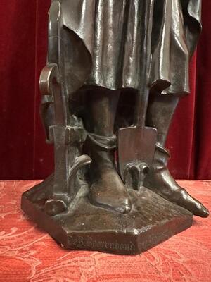 St. Isidore Statue With The Dedication: 'De B. Boerenbond Aan J. Helleputte Zijnen Hoofddeken Den 29 April 1906'.  style Gothic - Style en Bronze, Belgium  19 th century ( Anno 1885 )