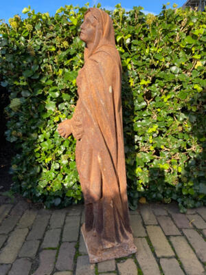 Statue: Mater Dolorosa Suitable For Outdoor Use style Gothic - style en Cast - Iron, France 19 th century