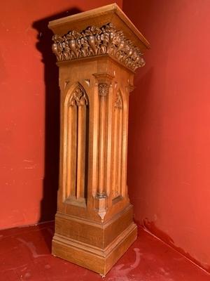 Statue Stand style Gothic - style en Oak wood, Dutch 19th century