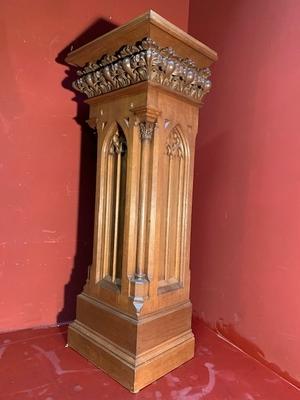 Statue Stand style Gothic - style en Oak wood, Dutch 19th century