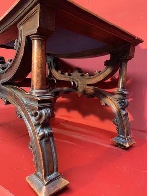 Tabouret style Gothic - style en Walnut wood , France 19th century