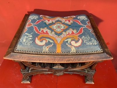 Tabouret style Gothic - style en Walnut wood , France 19th century