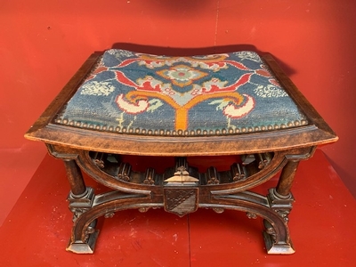 Tabouret style Gothic - style en Walnut wood , France 19th century