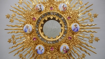 High Quality Very Large Brass / Gilt Radiate Monstrance / Hand-Painted Enamel Medallions 4 Evangelists + 2 Apostles / Semi-Precious Stones en brass / gilt / emaille, Belgium 19th century