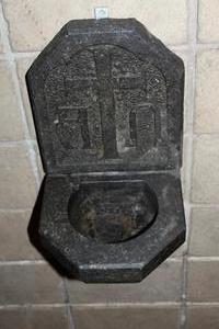 Holy Water Font en Hand - Cut Stone, Dutch 20th century (1940)