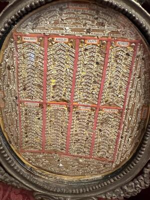 Kalendarium Sanctorum Totus Anni. Calendar With The Names And Relics Of Saints On Their Name Day For Every Day Of The Year. en Solid Bronze / Gilt Frame / Theca / Glass / Originally Sealed , Italy  19 th century ( Anno 1845 )