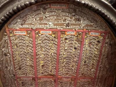 Kalendarium Sanctorum Totus Anni. Calendar With The Names And Relics Of Saints On Their Name Day For Every Day Of The Year. en Solid Bronze / Gilt Frame / Theca / Glass / Originally Sealed , Italy  19 th century ( Anno 1845 )