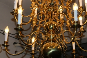 Large Chandelier With 18 Lights New Polished And Varnished en Brass , 19th century