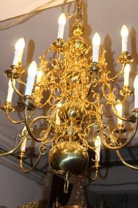 Large Chandelier With 18 Lights New Polished And Varnished en Brass , 19th century