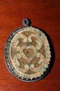 Multi Reliquary. Backside Hand-Painted Imagination On Parchment en Silver, Italy 17 th century