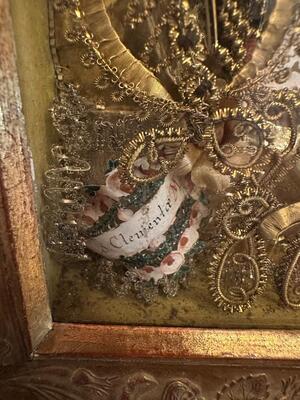 Multi Reliquary Devoted To St. Joannes Nepomucenos. Relics : St. Sixtus / Clemens. St. Falida / St. Honorata en Monastery Handwork /  Wood / Glass / Fabrics / Stones, Austria 18 th century