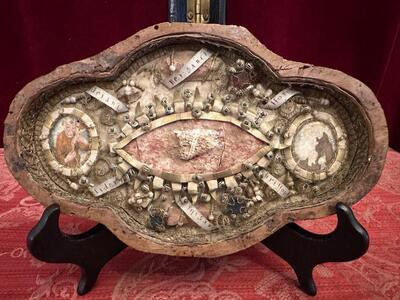 Multi Reliquary. Multiple First Class Relics Ex Ossibus Relics : S. Honoratius, S. Desiderius, S. Reparata, S. Christophorus, S. Adrianus. en Fully hand - made Monastery work. Wood / Glass / Embroidery / Papier Rolle, Italy 18 th century ( Anno 1725 )