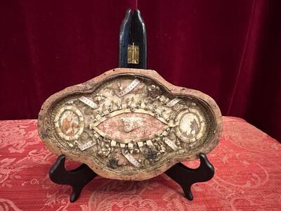 Multi Reliquary. Multiple First Class Relics Ex Ossibus Relics : S. Honoratius, S. Desiderius, S. Reparata, S. Christophorus, S. Adrianus. en Fully hand - made Monastery work. Wood / Glass / Embroidery / Papier Rolle, Italy 18 th century ( Anno 1725 )