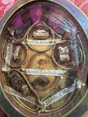 Multi Reliquary Relics : Paschalis Baylon, Petrus Of Alcantara. Joannes A Capistrano. Didacius. Salvatoris De Horta. Jacobus A Marche. Antonii De Padua en Brass / Glass , Italy
