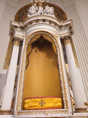 Exceptional Altar With Exposition Cylinder Tabernacle And Chalice Tabernacle style Neo Classicistic en Wood Polychrome, Aalbeke Belgium 18 th century ( Anno 1785 )