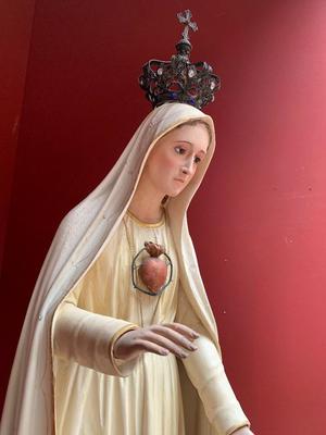 Our Lady Of Fatima Statue en wood polychrome / Glass Eyes / Filigrain Silver Crown with Stones , Portugal 20th century (Anno 1920)