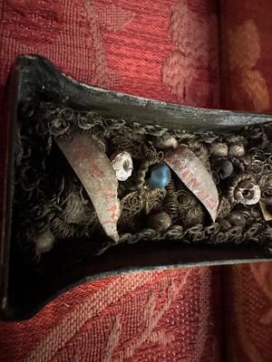 Reliquary - Cross Containing Multiple First - Class ( Ex Ossibus ) Relics Of Early Saints ( Difficult To Read ) en Fully Hand made Brass Cross Monestery - Work / Bronze / Polished and Varnished / Fabrics, Southern Germany 18 th century ( Anno 1725 )