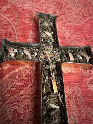Reliquary - Cross Containing Multiple First - Class ( Ex Ossibus ) Relics Of Early Saints ( Difficult To Read ) en Fully Hand made Brass Cross Monestery - Work / Bronze / Polished and Varnished / Fabrics, Southern Germany 18 th century ( Anno 1725 )