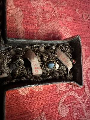 Reliquary - Cross Containing Multiple First - Class ( Ex Ossibus ) Relics Of Early Saints ( Difficult To Read ) en Fully Hand made Brass Cross Monestery - Work / Bronze / Polished and Varnished / Fabrics, Southern Germany 18 th century ( Anno 1725 )