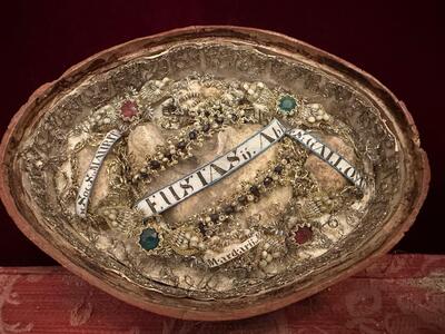 Reliquary - Relic Ex Ossibus Relics : Ss. Socios. S. Maurtius. S. Eustasius ( Abbati ). S. Mardarius. S. Gallo ( Abbati ) en Wood / Fabrics , Italy 18 th century