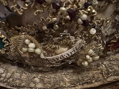 Reliquary - Relic Ex Ossibus Relics : Ss. Socios. S. Maurtius. S. Eustasius ( Abbati ). S. Mardarius. S. Gallo ( Abbati ) en Wood / Fabrics , Italy 18 th century