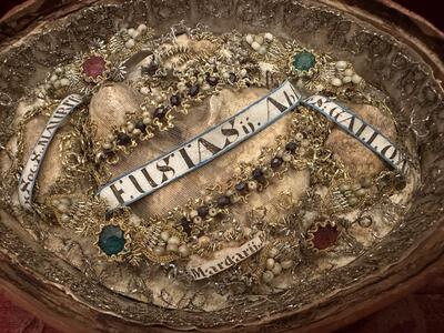 Reliquary - Relic Ex Ossibus Relics : Ss. Socios. S. Maurtius. S. Eustasius ( Abbati ). S. Mardarius. S. Gallo ( Abbati ) en Wood / Fabrics , Italy 18 th century