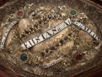 Reliquary - Relic Ex Ossibus Relics : Ss. Socios. S. Maurtius. S. Eustasius ( Abbati ). S. Mardarius. S. Gallo ( Abbati ) en Wood / Fabrics , Italy 18 th century