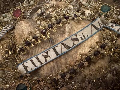 Reliquary - Relic Ex Ossibus Relics : Ss. Socios. S. Maurtius. S. Eustasius ( Abbati ). S. Mardarius. S. Gallo ( Abbati ) en Wood / Fabrics , Italy 18 th century