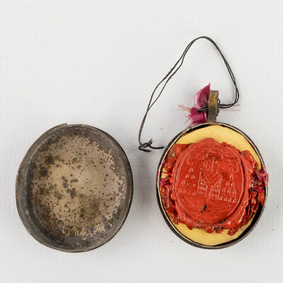 Reliquary - Relic  Ex Ossibus Ste Basilii Martyris & Ex Veste Ste Joannis Baptistae De La Salle With Original Document en Brass / Glass / Wax Seal, Belgium  19 th century