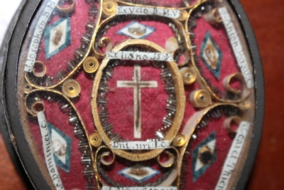 Reliquary Relic Of The True Cross. Ex Velo Bmv, St. Joseph, St. Anna, St. Dominicus, St. Anthonius Padua, St. Joannes Baptist And More. en Metal / Glass, Italy 17 th century