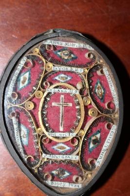 Reliquary Relic Of The True Cross. Ex Velo Bmv, St. Joseph, St. Anna, St. Dominicus, St. Anthonius Padua, St. Joannes Baptist And More. en Metal / Glass, Italy 17 th century