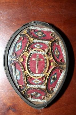 Reliquary Relic Of The True Cross. Ex Velo Bmv, St. Joseph, St. Anna, St. Dominicus, St. Anthonius Padua, St. Joannes Baptist And More. en Metal / Glass, Italy 17 th century