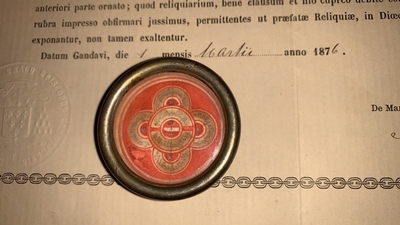 Reliquary - Relic With Original Document. Relics : Ex Ossibus. S. Ludovici Regis. S. Odiliae V. S. Agathae V.M. Elisabeth Hung. S. Maria Magdal. S. Barbara.  en Brass / Glass / Originally Sealed, Gent - Belgium 19th century ( Anno 1876 )