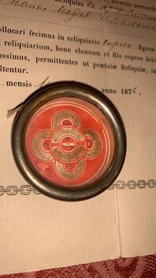 Reliquary - Relic With Original Document. Relics : Ex Ossibus. S. Ludovici Regis. S. Odiliae V. S. Agathae V.M. Elisabeth Hung. S. Maria Magdal. S. Barbara.  en Brass / Glass / Originally Sealed, Gent - Belgium 19th century ( Anno 1876 )