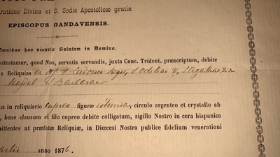 Reliquary - Relic With Original Document. Relics : Ex Ossibus. S. Ludovici Regis. S. Odiliae V. S. Agathae V.M. Elisabeth Hung. S. Maria Magdal. S. Barbara.  en Brass / Glass / Originally Sealed, Gent - Belgium 19th century ( Anno 1876 )