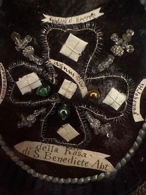 Reliquary - Relics : Della Rosa Di S. Benedicte Abt. St. Johanna & More. Agnus Dei - Relic en Monastery - Work, Italy / Holland 19 th century ( Anno 1890 )