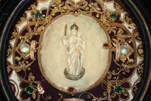 Reliquary. Relics Of : St Christina, St. Agatha, St. Lucia, St. Regina.  en Timber oval frame, Northern - Italy 19th century